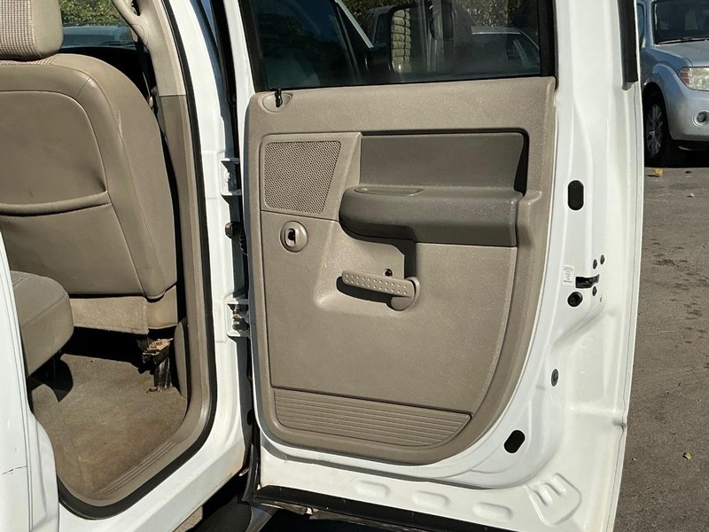 Dodge Ram 3500 Vehicle Full-screen Gallery Image 12