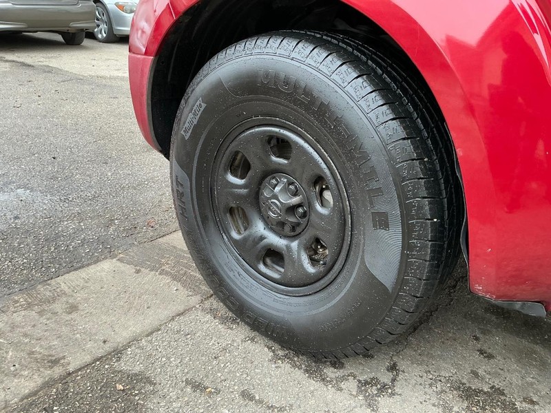 Nissan Frontier Vehicle Full-screen Gallery Image 03