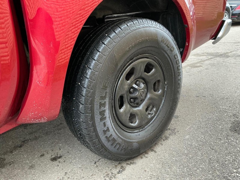 Nissan Frontier Vehicle Full-screen Gallery Image 04