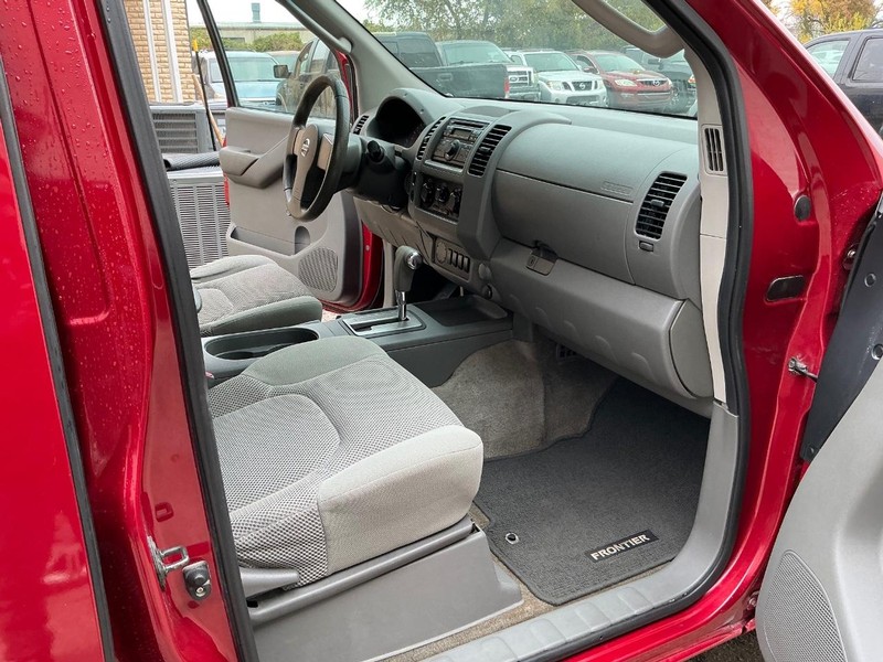 Nissan Frontier Vehicle Full-screen Gallery Image 08