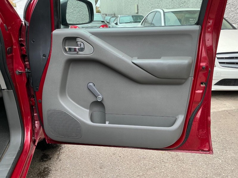 Nissan Frontier Vehicle Full-screen Gallery Image 09