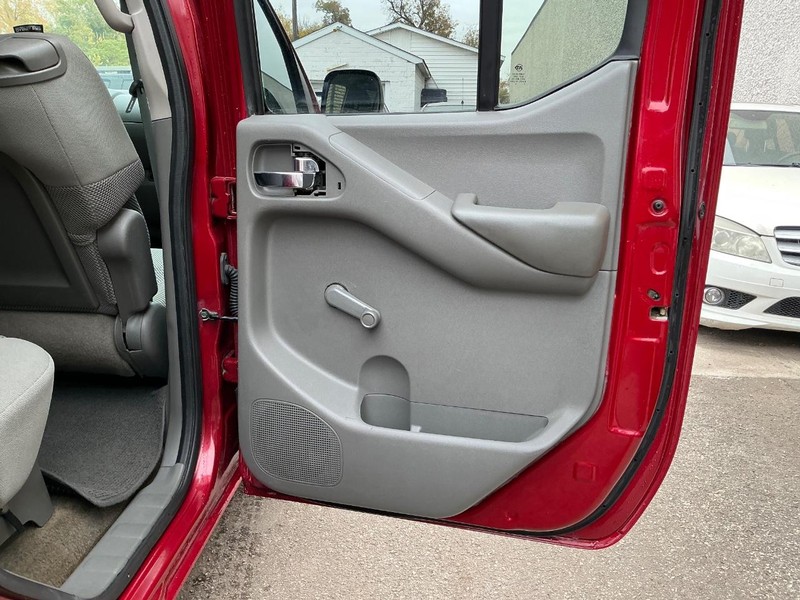 Nissan Frontier Vehicle Full-screen Gallery Image 12