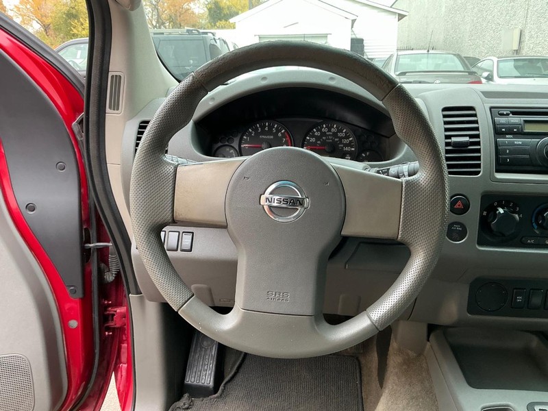 Nissan Frontier Vehicle Full-screen Gallery Image 13