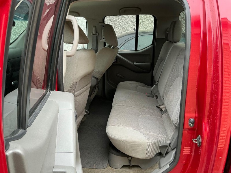 Nissan Frontier Vehicle Full-screen Gallery Image 17