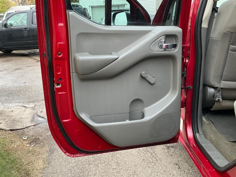 Nissan Frontier Vehicle Full-screen Gallery Image 18