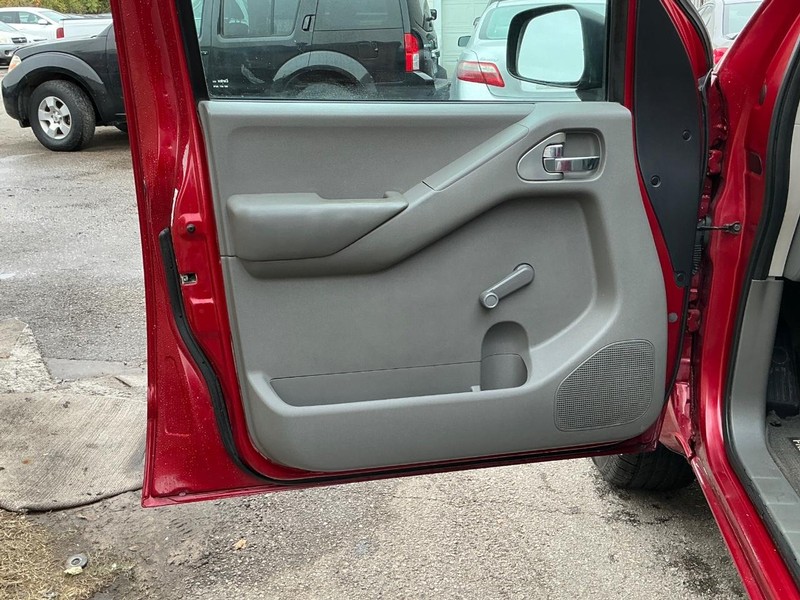 Nissan Frontier Vehicle Full-screen Gallery Image 21