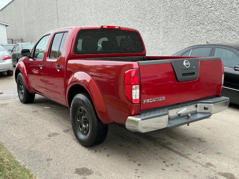 Nissan Frontier Vehicle Full-screen Gallery Image 24