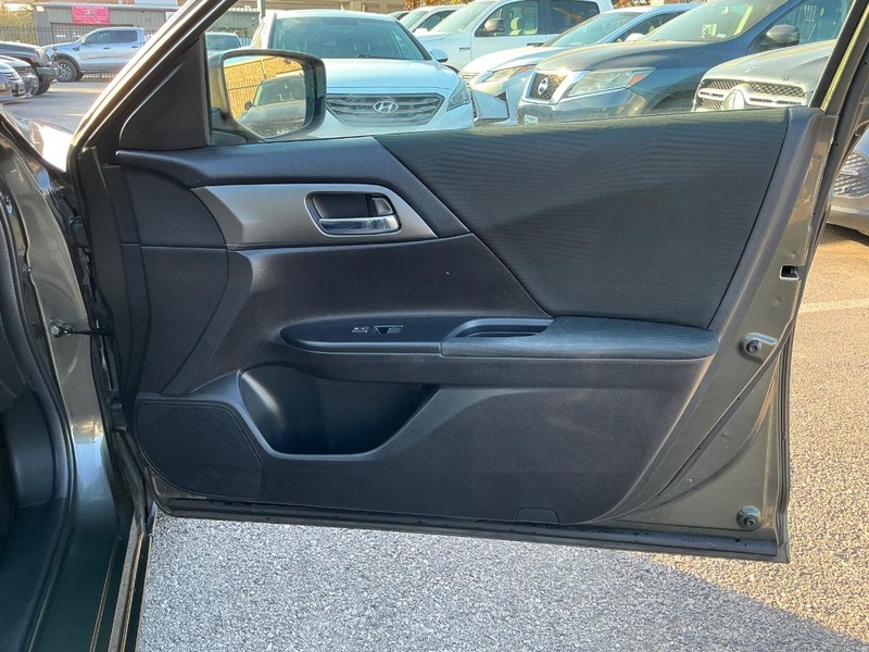 Honda Accord Sedan Vehicle Full-screen Gallery Image 12