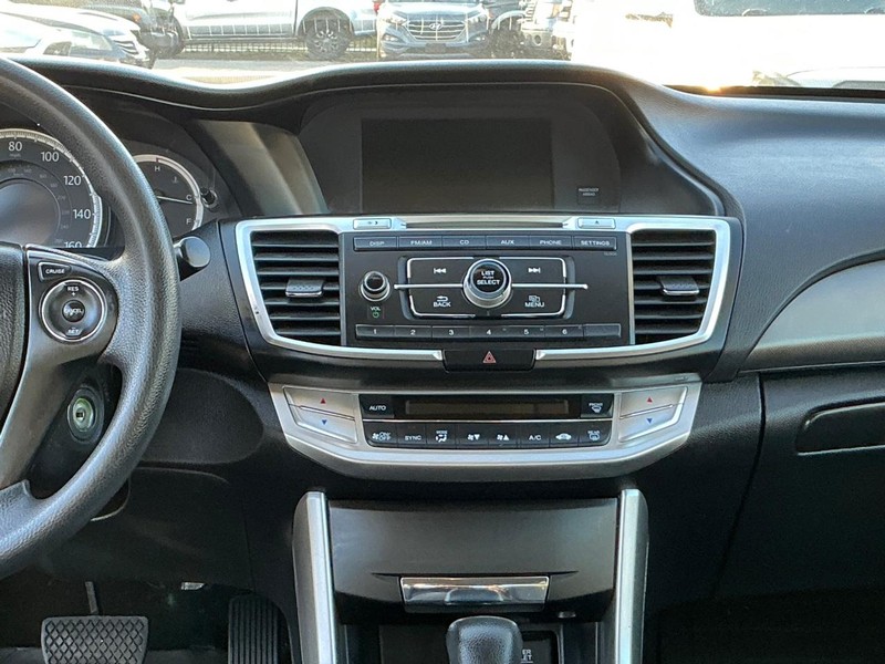 Honda Accord Sedan Vehicle Full-screen Gallery Image 17