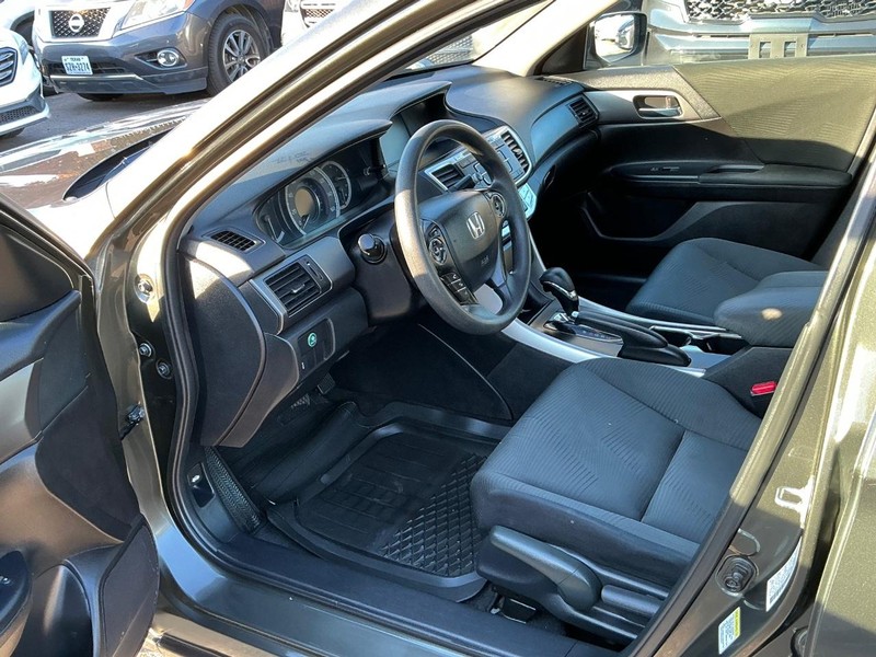 Honda Accord Sedan Vehicle Full-screen Gallery Image 22