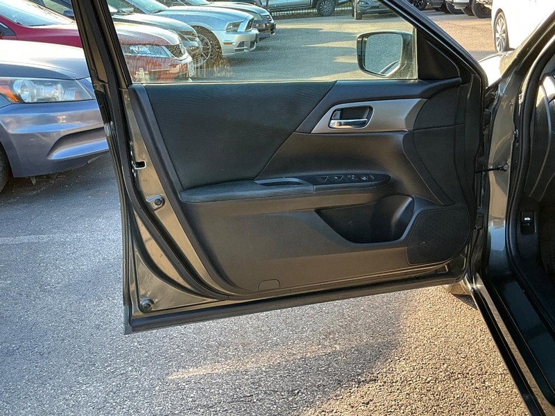 Honda Accord Sedan Vehicle Full-screen Gallery Image 23