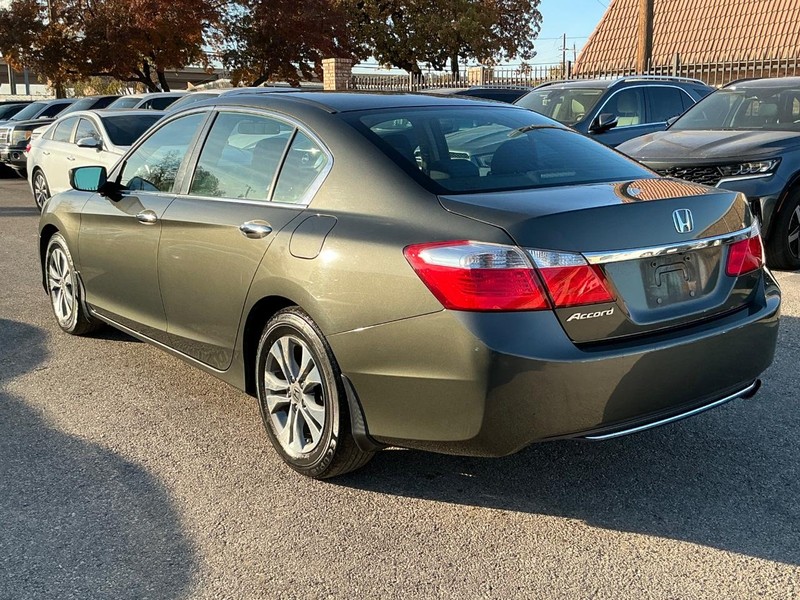 Honda Accord Sedan Vehicle Full-screen Gallery Image 26