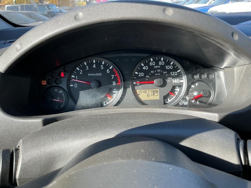 Nissan Pathfinder Vehicle Full-screen Gallery Image 02