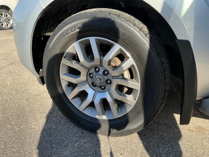 Nissan Pathfinder Vehicle Full-screen Gallery Image 04