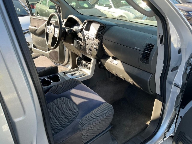 Nissan Pathfinder Vehicle Full-screen Gallery Image 11