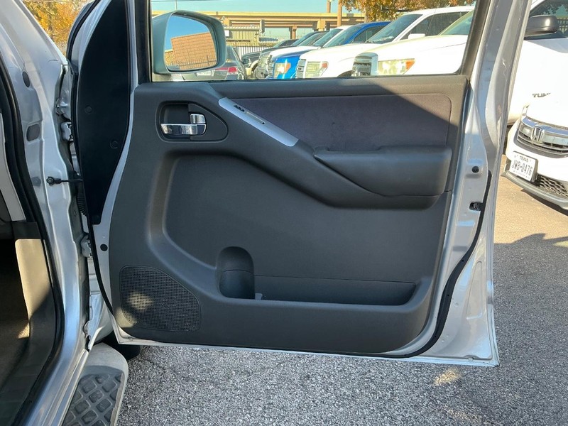 Nissan Pathfinder Vehicle Full-screen Gallery Image 12