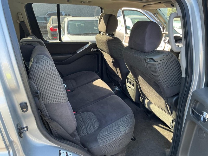 Nissan Pathfinder Vehicle Full-screen Gallery Image 13