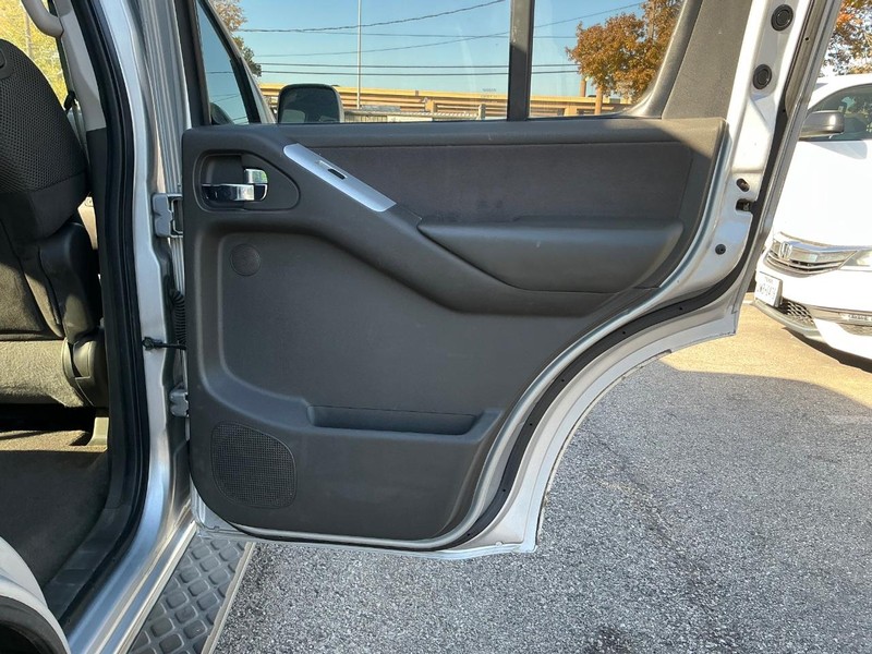 Nissan Pathfinder Vehicle Full-screen Gallery Image 14