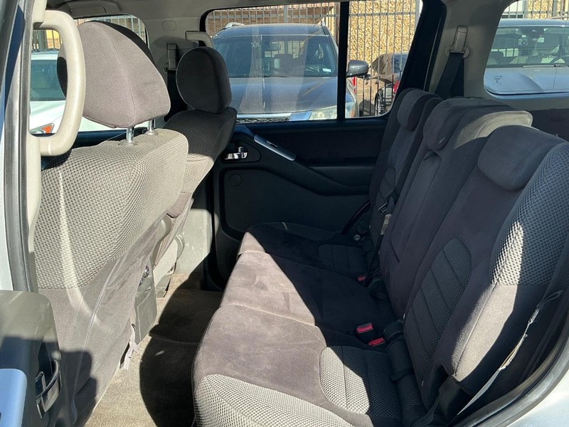 Nissan Pathfinder Vehicle Full-screen Gallery Image 19