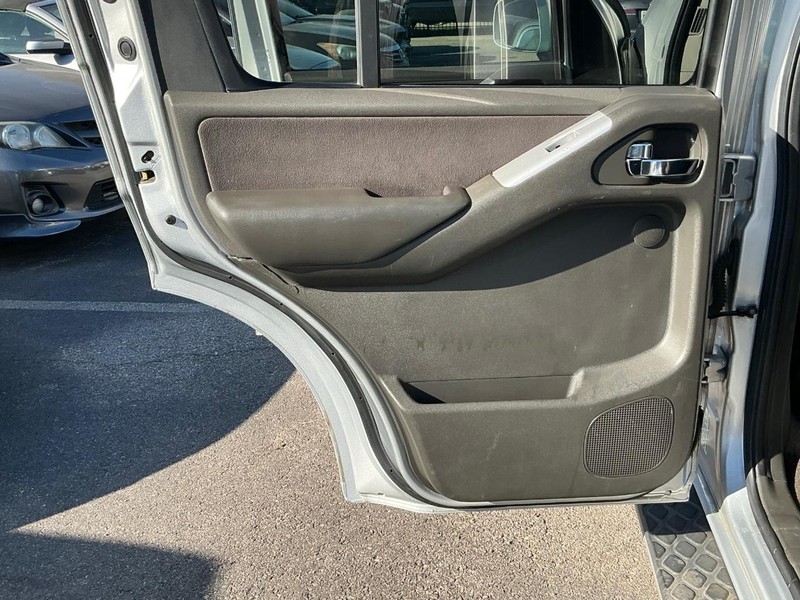 Nissan Pathfinder Vehicle Full-screen Gallery Image 21