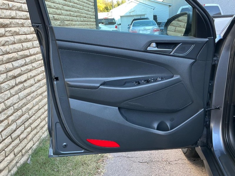 Hyundai Tucson Vehicle Full-screen Gallery Image 09