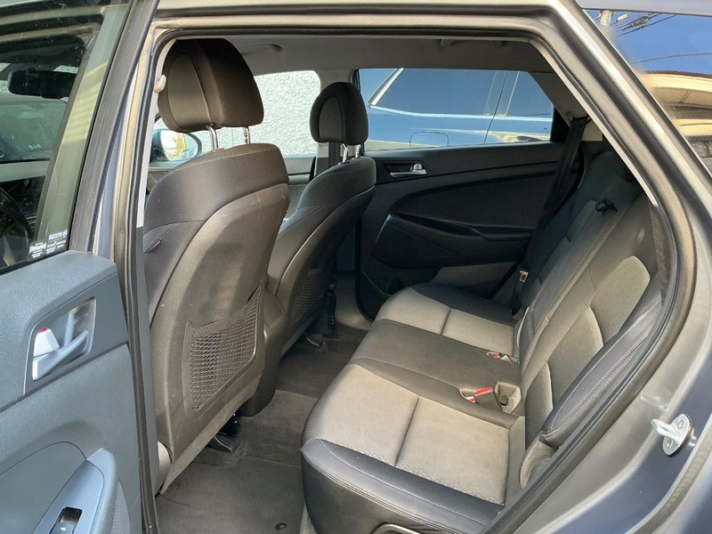 Hyundai Tucson Vehicle Full-screen Gallery Image 12