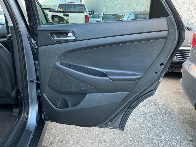 Hyundai Tucson Vehicle Full-screen Gallery Image 13