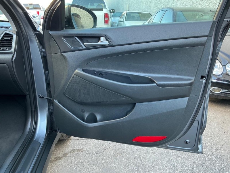 Hyundai Tucson Vehicle Full-screen Gallery Image 16