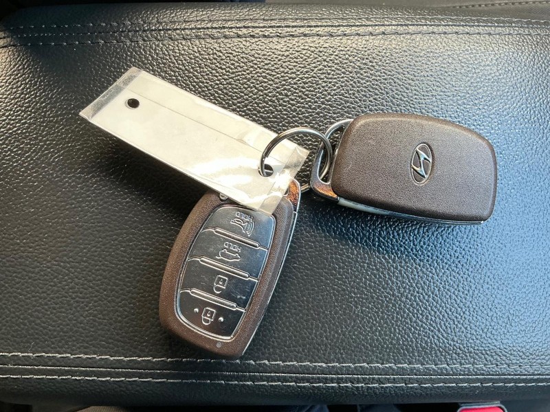 Hyundai Tucson Vehicle Full-screen Gallery Image 32