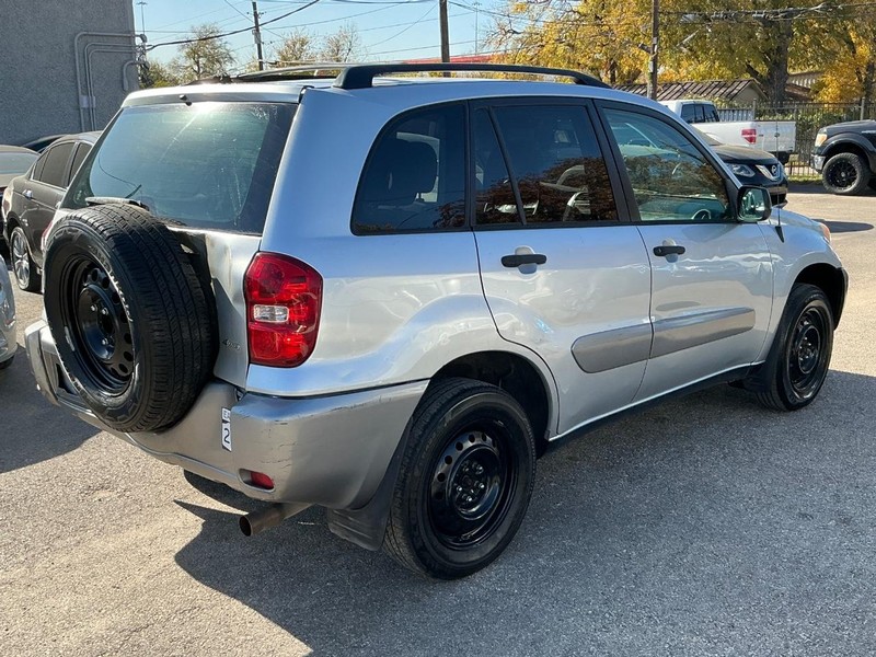 Toyota RAV4 Vehicle Full-screen Gallery Image 03