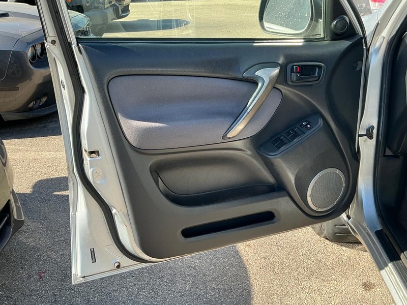 Toyota RAV4 Vehicle Full-screen Gallery Image 06