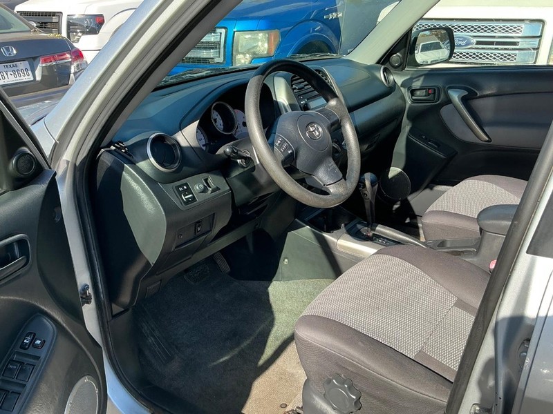 Toyota RAV4 Vehicle Full-screen Gallery Image 07