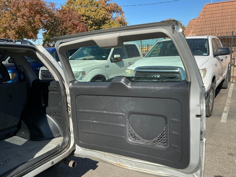 Toyota RAV4 Vehicle Full-screen Gallery Image 08