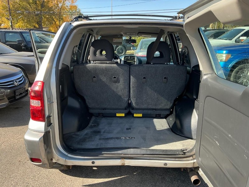 Toyota RAV4 Vehicle Full-screen Gallery Image 09