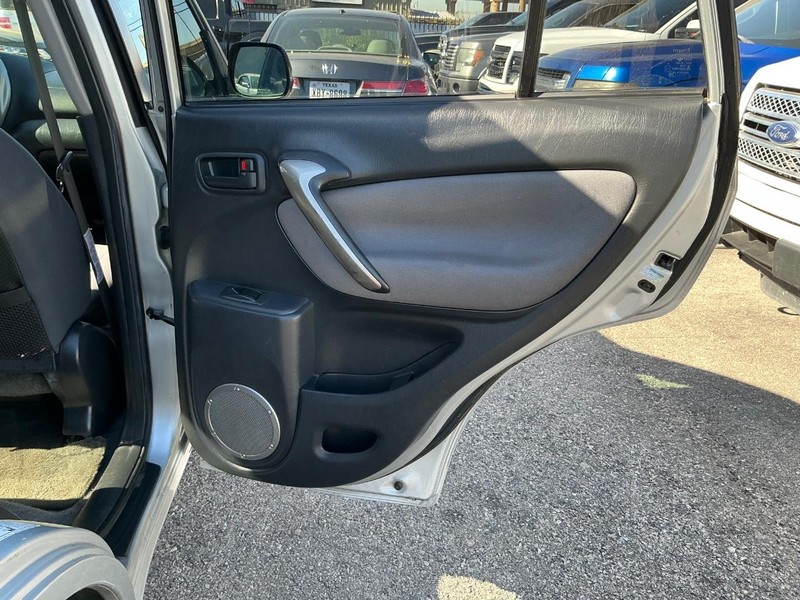 Toyota RAV4 Vehicle Full-screen Gallery Image 11