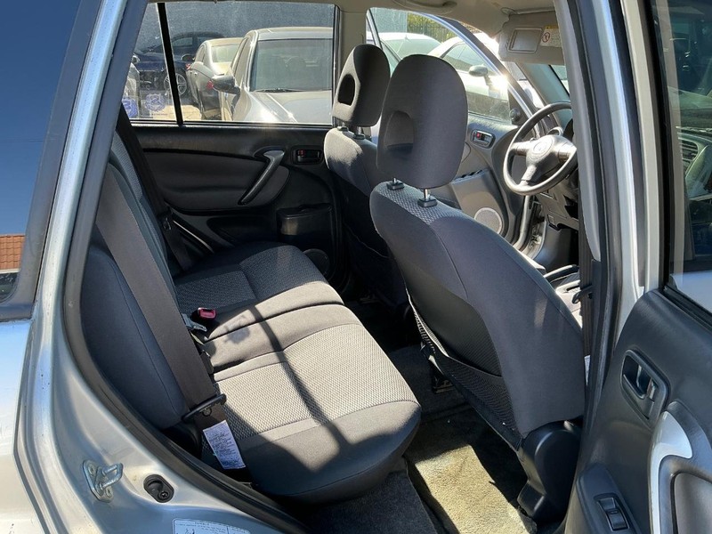 Toyota RAV4 Vehicle Full-screen Gallery Image 12