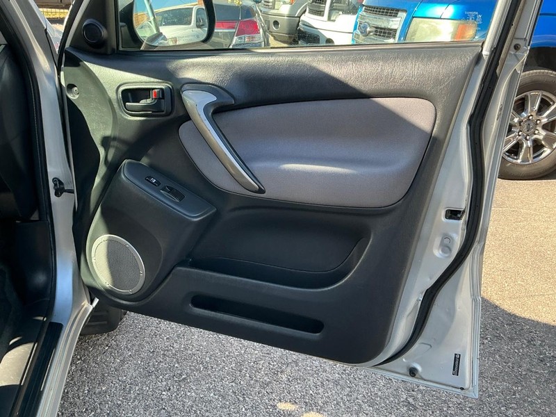 Toyota RAV4 Vehicle Full-screen Gallery Image 13