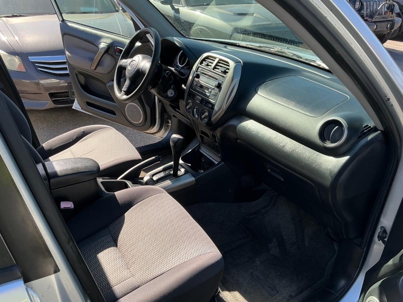 Toyota RAV4 Vehicle Full-screen Gallery Image 14