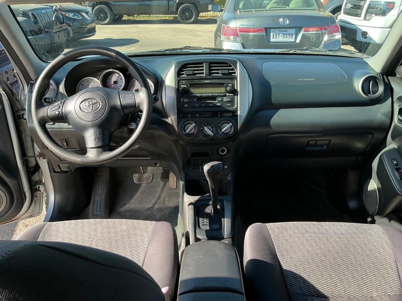 Toyota RAV4 Vehicle Full-screen Gallery Image 16