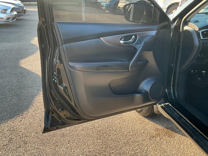 Nissan Rogue Vehicle Full-screen Gallery Image 06