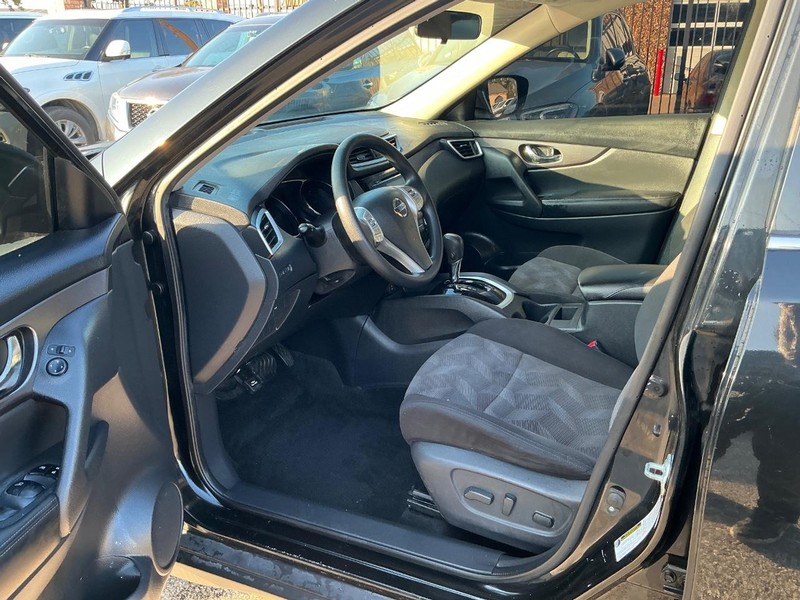 Nissan Rogue Vehicle Full-screen Gallery Image 07