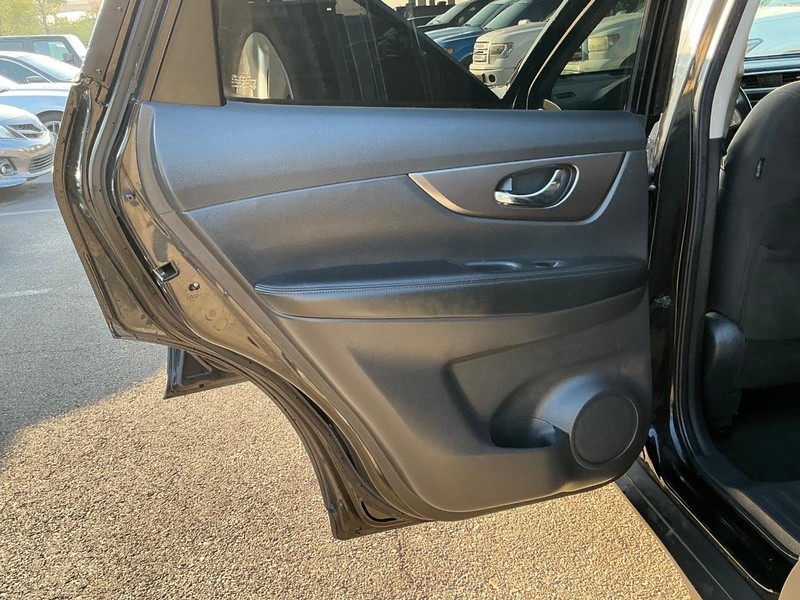 Nissan Rogue Vehicle Full-screen Gallery Image 08