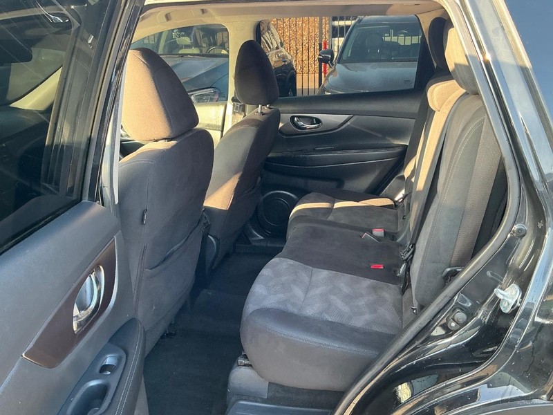 Nissan Rogue Vehicle Full-screen Gallery Image 09