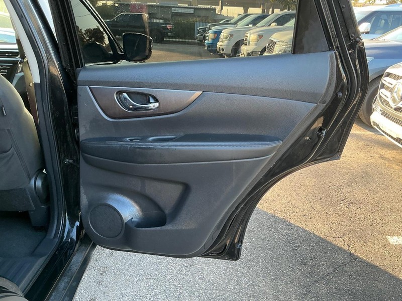 Nissan Rogue Vehicle Full-screen Gallery Image 12