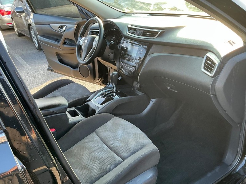 Nissan Rogue Vehicle Full-screen Gallery Image 16