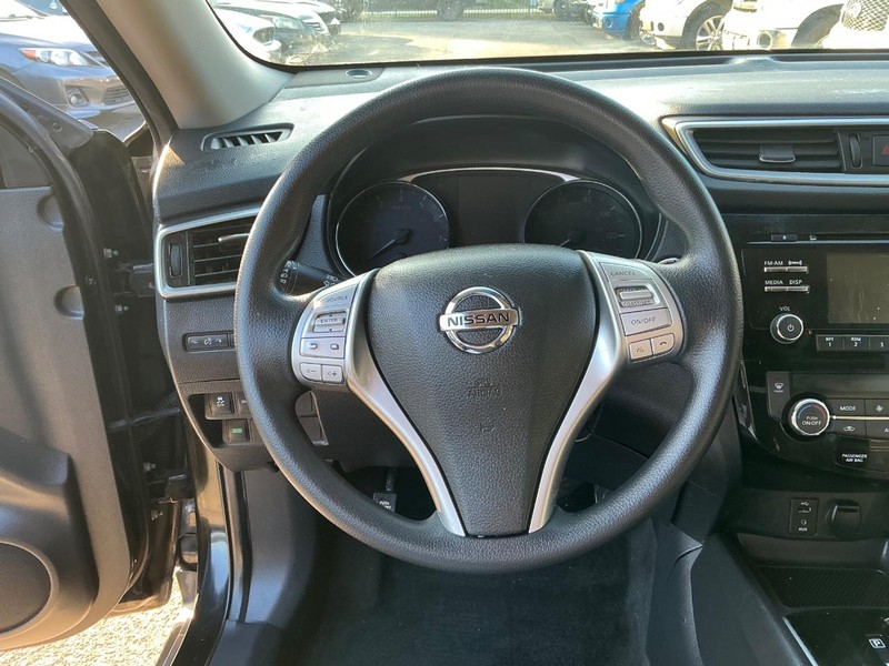 Nissan Rogue Vehicle Full-screen Gallery Image 17