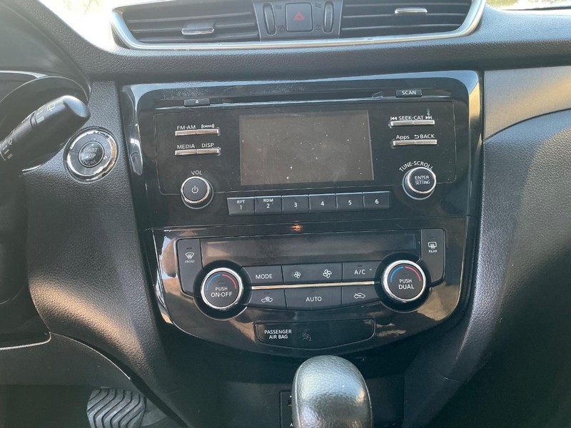 Nissan Rogue Vehicle Full-screen Gallery Image 18