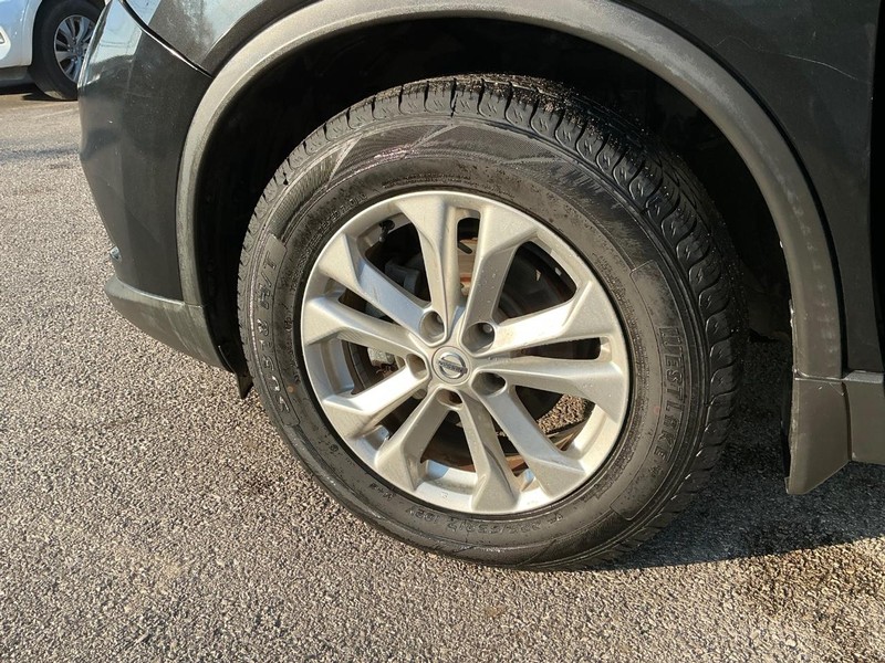 Nissan Rogue Vehicle Full-screen Gallery Image 23