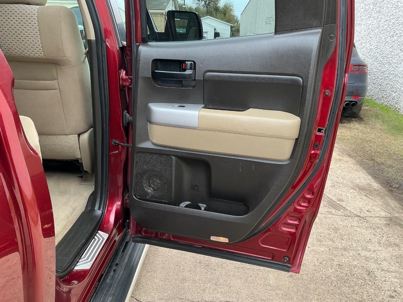 Toyota Tundra Vehicle Full-screen Gallery Image 12