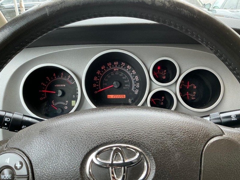 Toyota Tundra Vehicle Full-screen Gallery Image 17